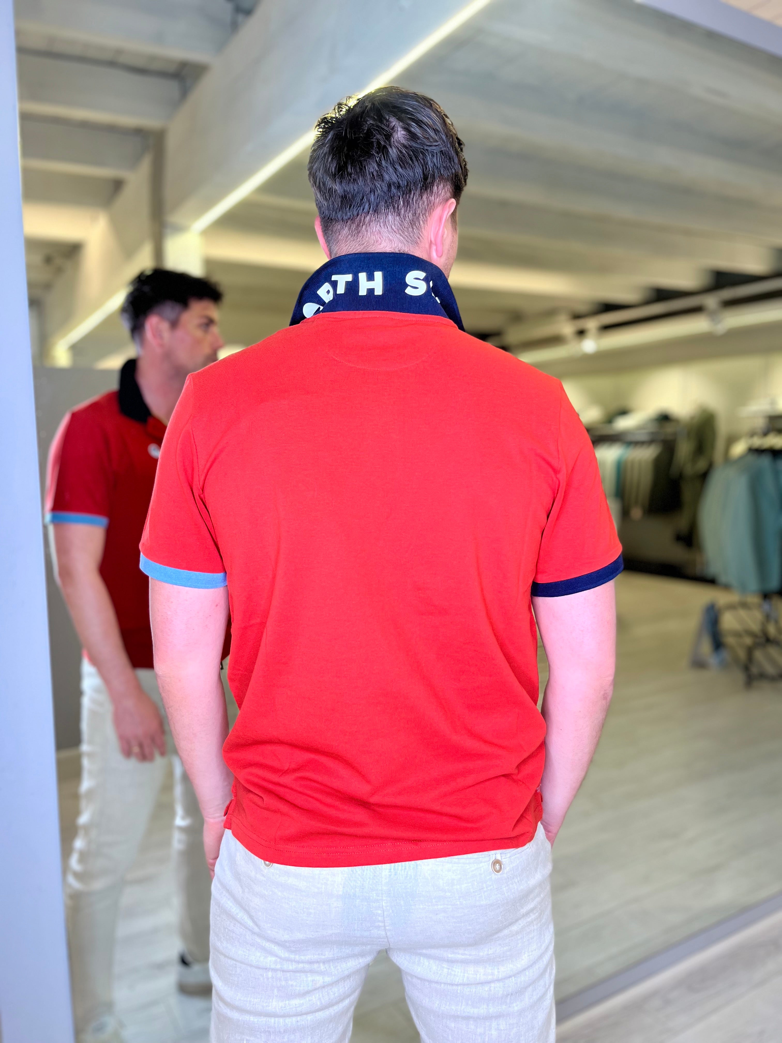 Polo con stampa sul retro del collo