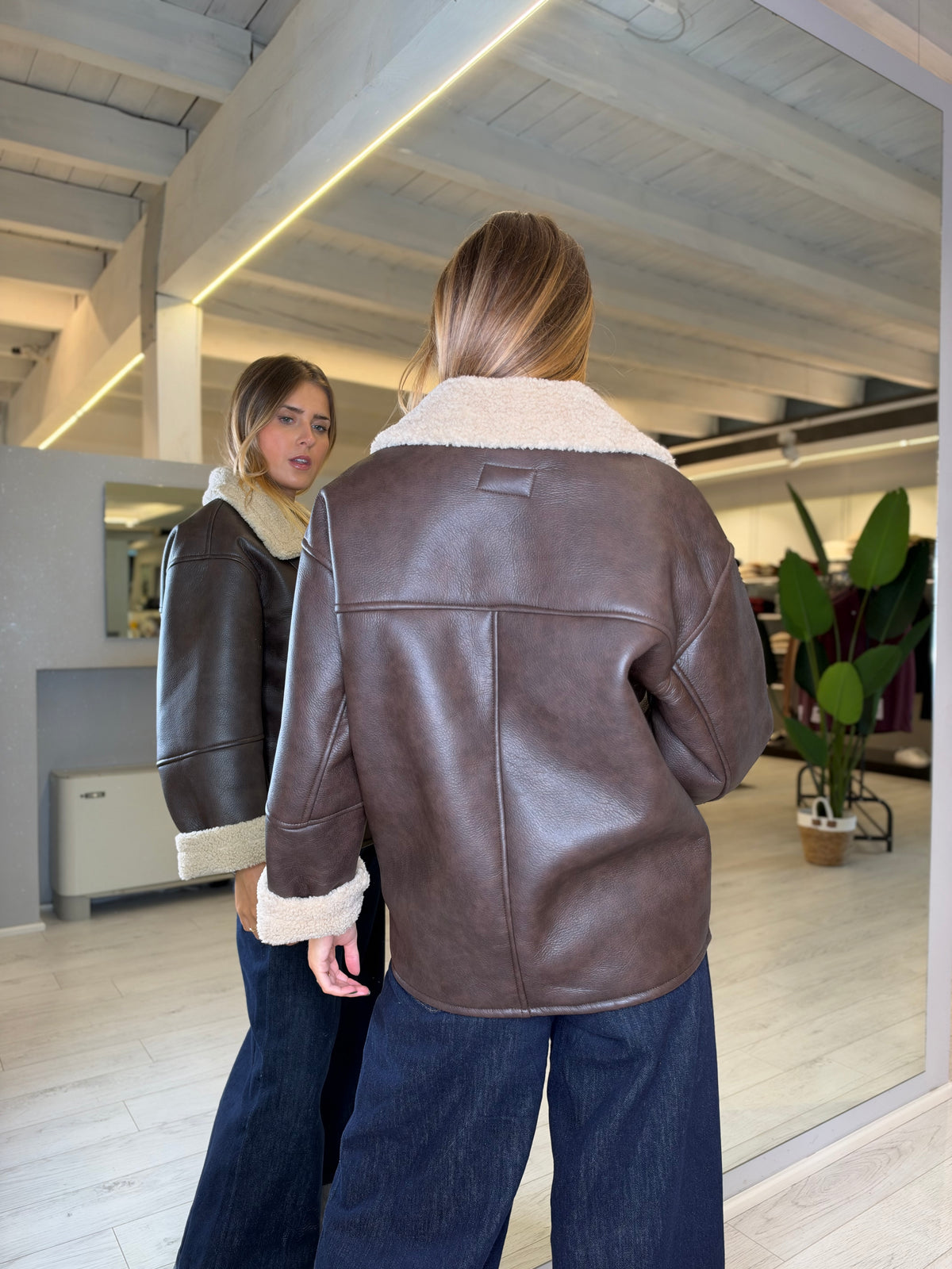 Montone dark brown con inserti in pelo beige