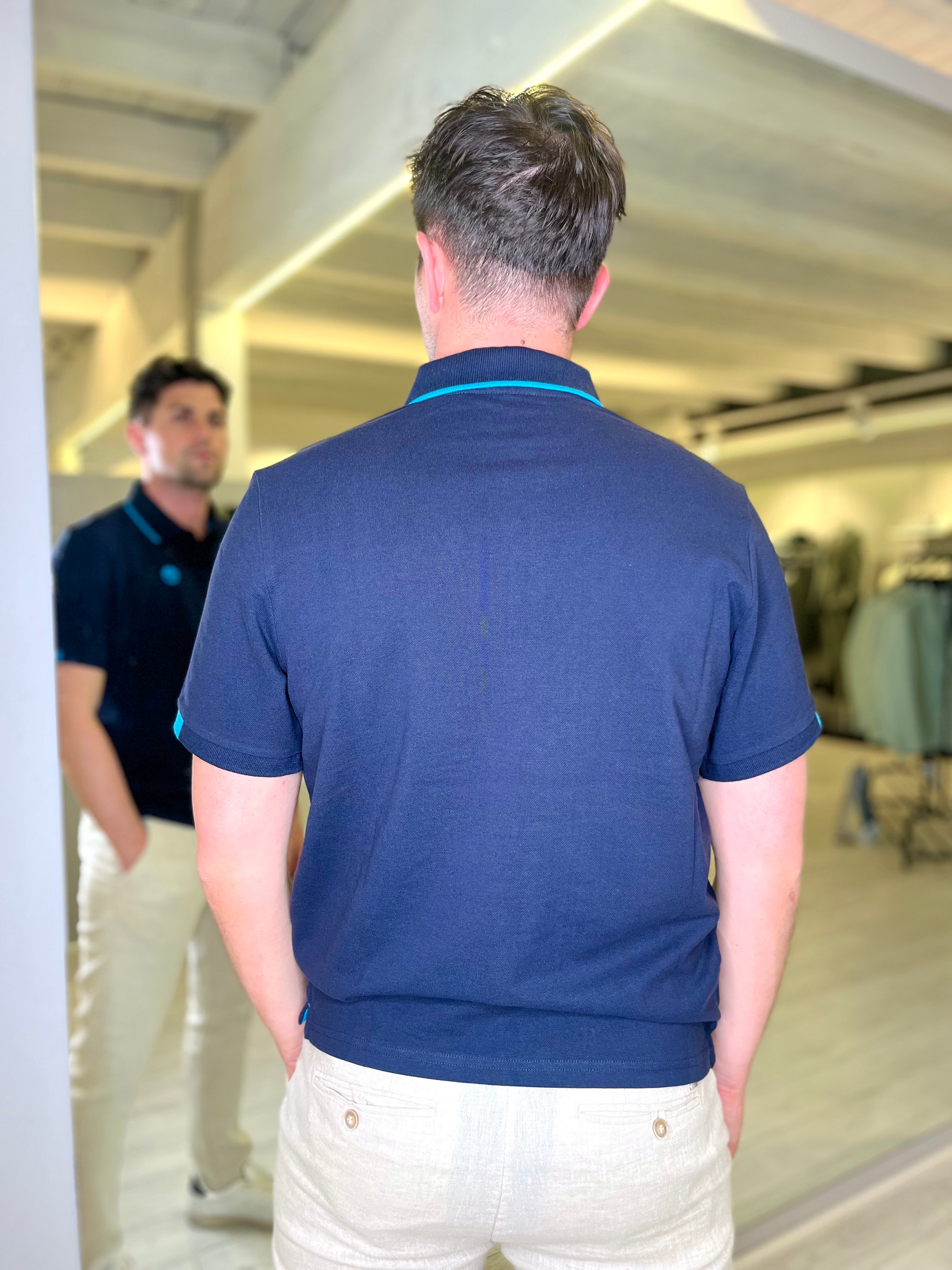 Polo con stampa sul retro del collo