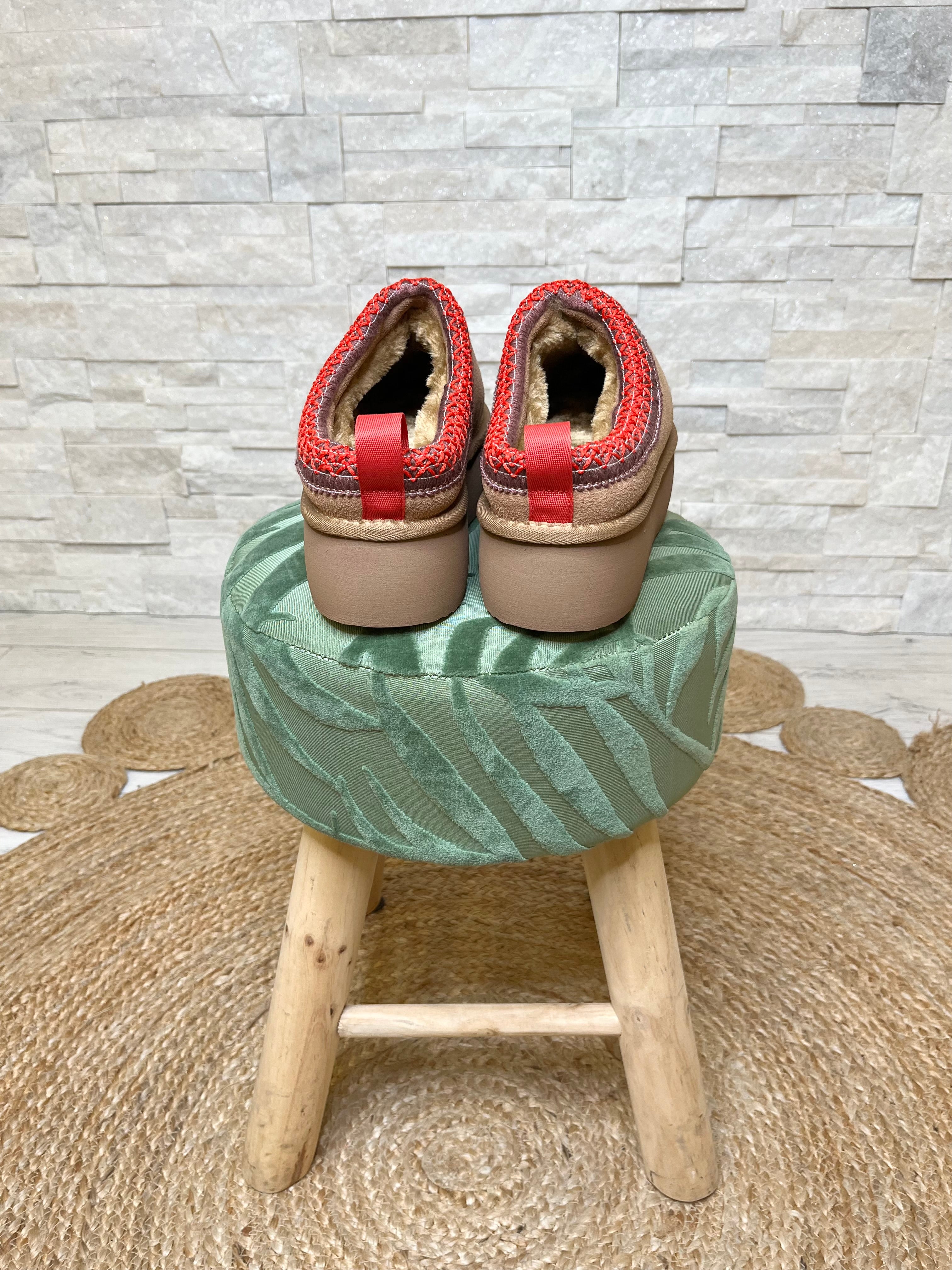 Sabot in suede ricamato platform cammello