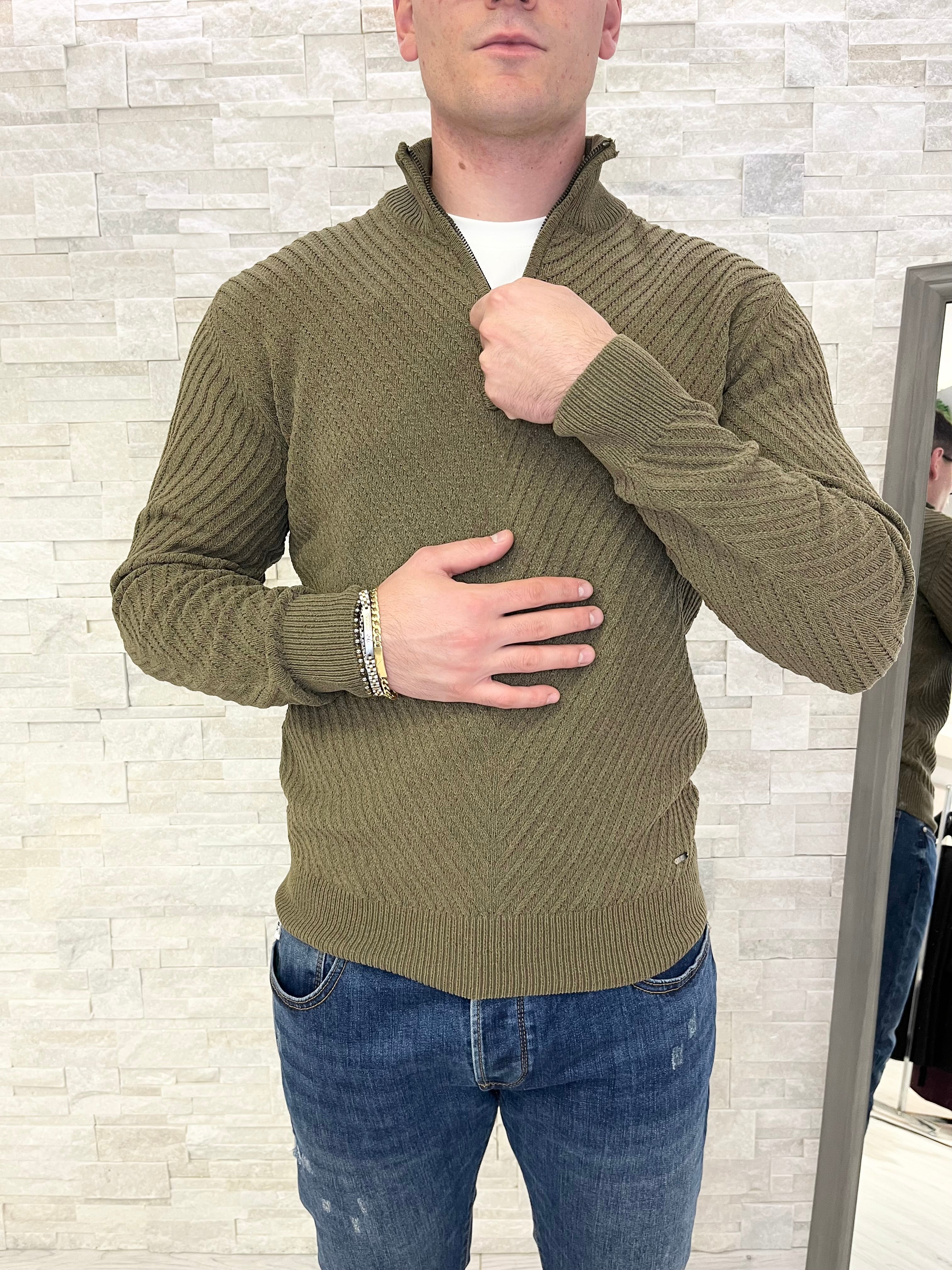 Maglia a coste diagonali con collo a zip