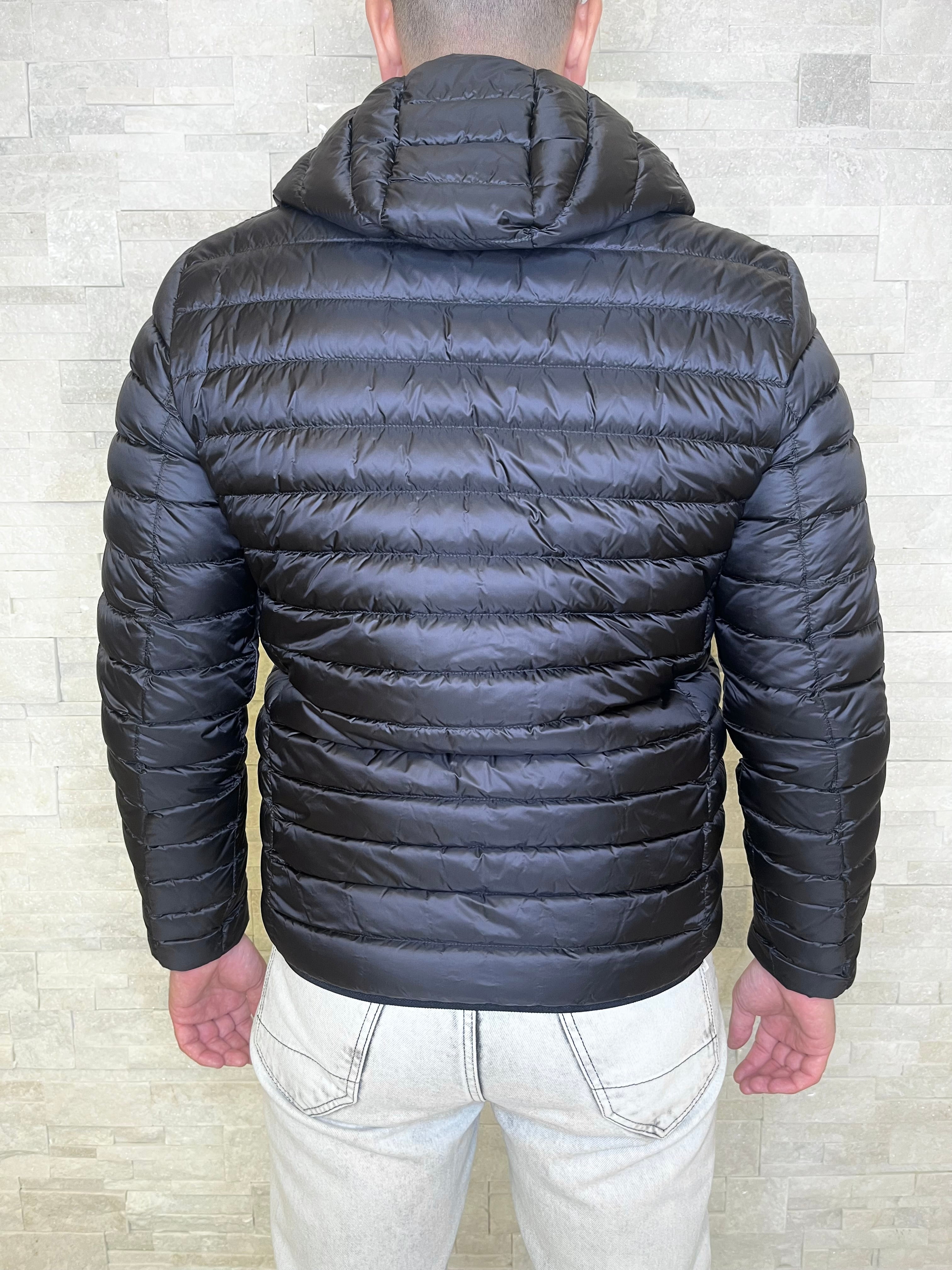 Piumino leggero nero con cappuccio