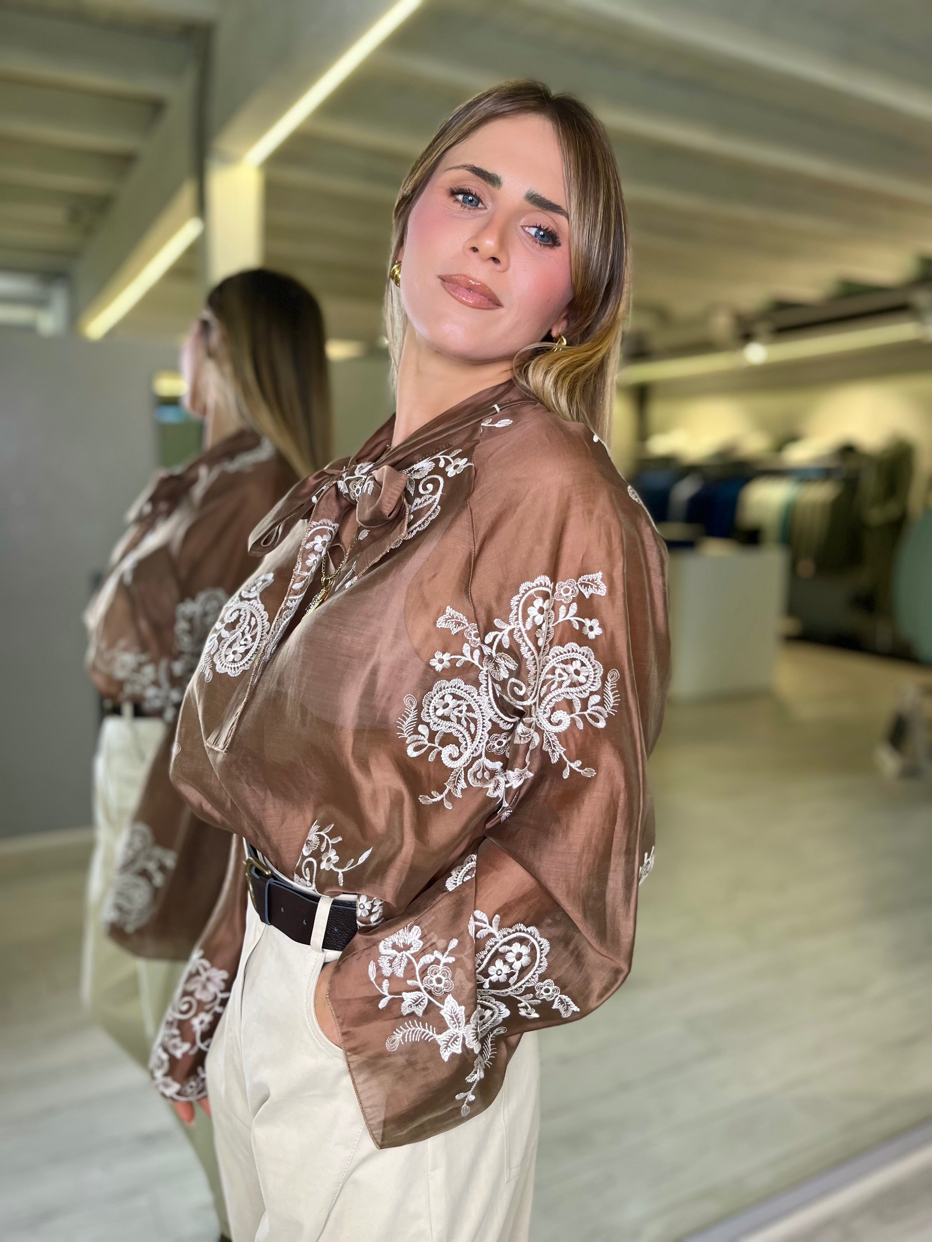 Blusa semitrasparente con ricami