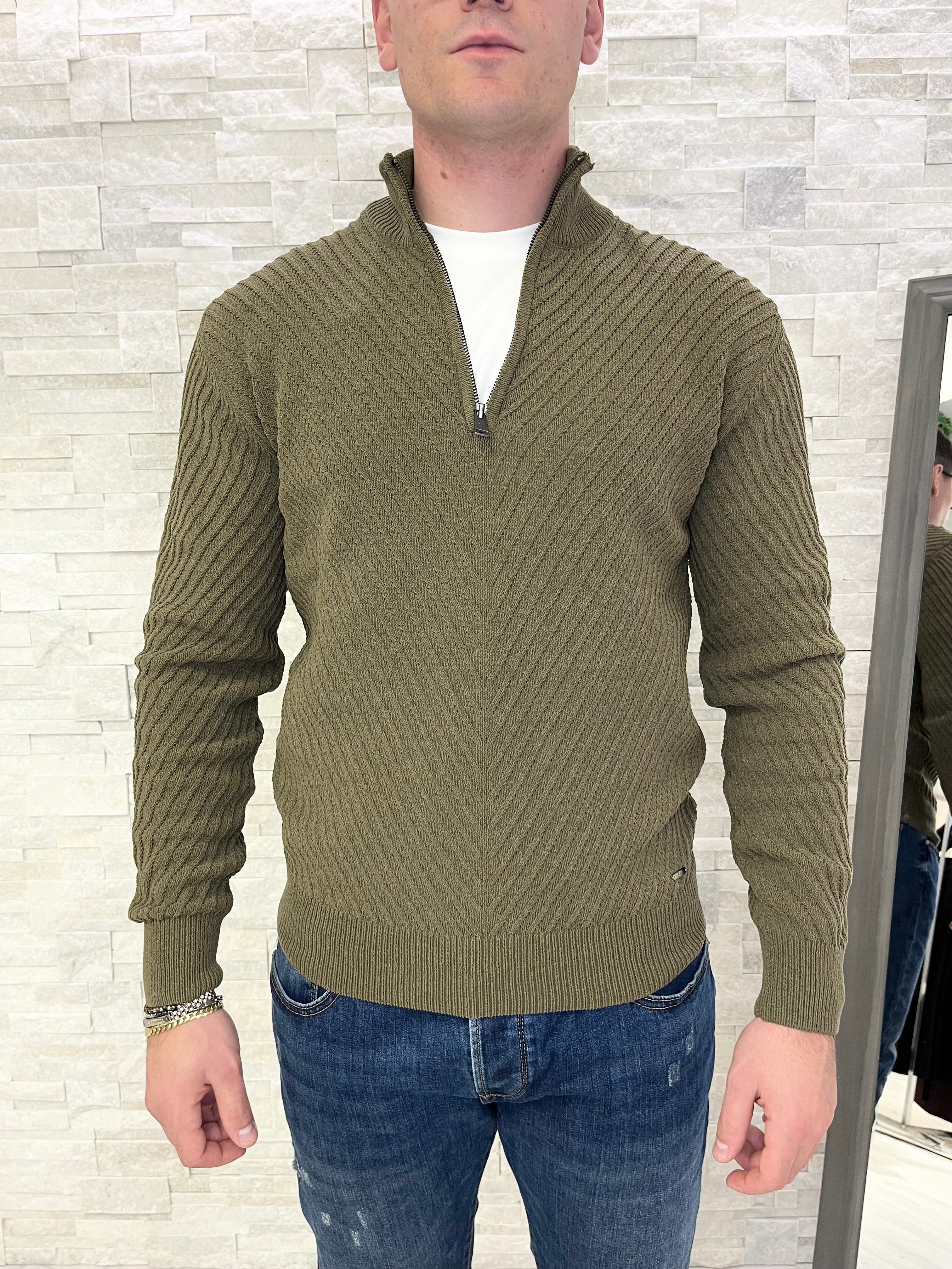 Maglia a coste diagonali con collo a zip