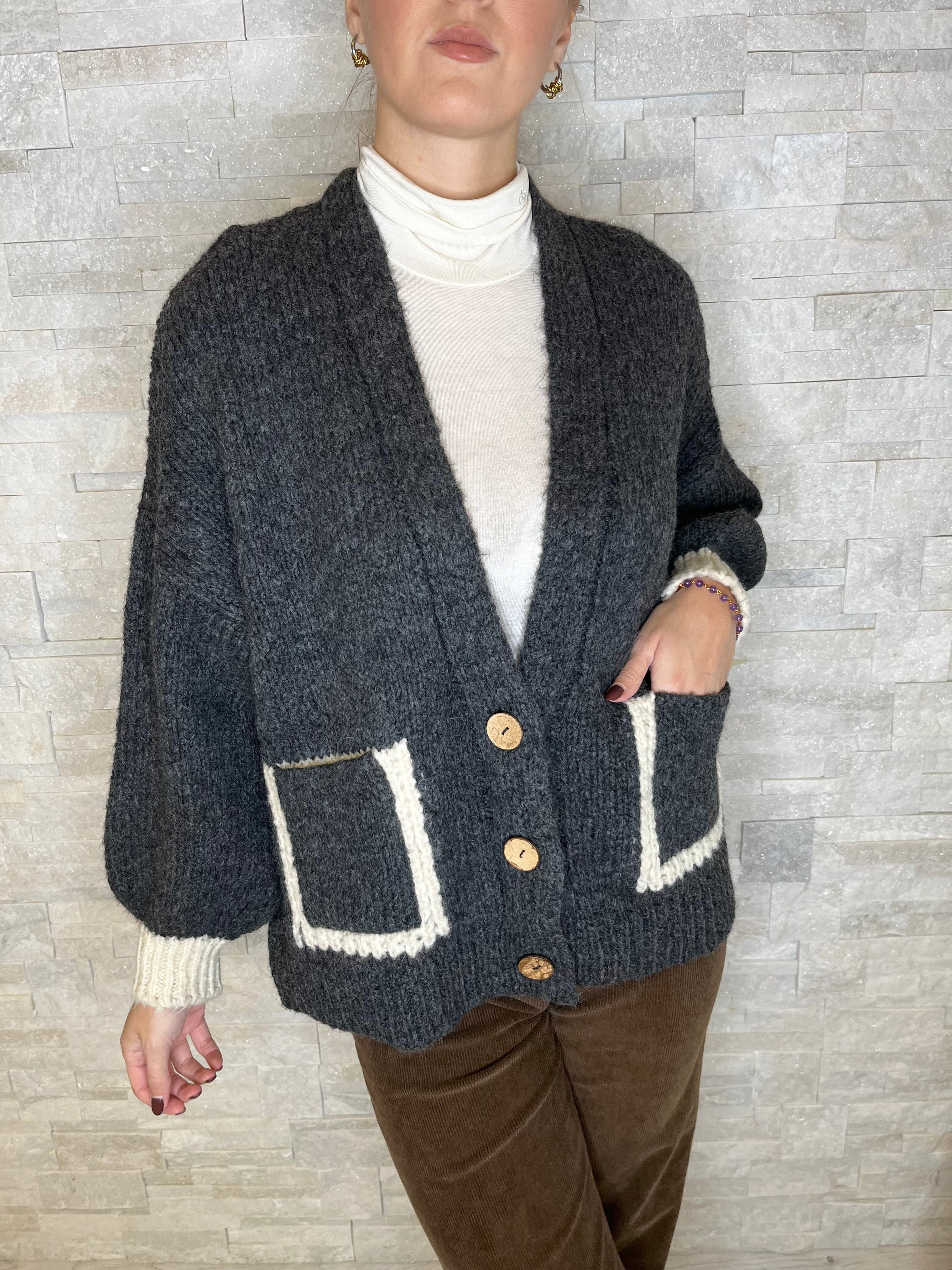Cardigan antracite con tasche bicolore