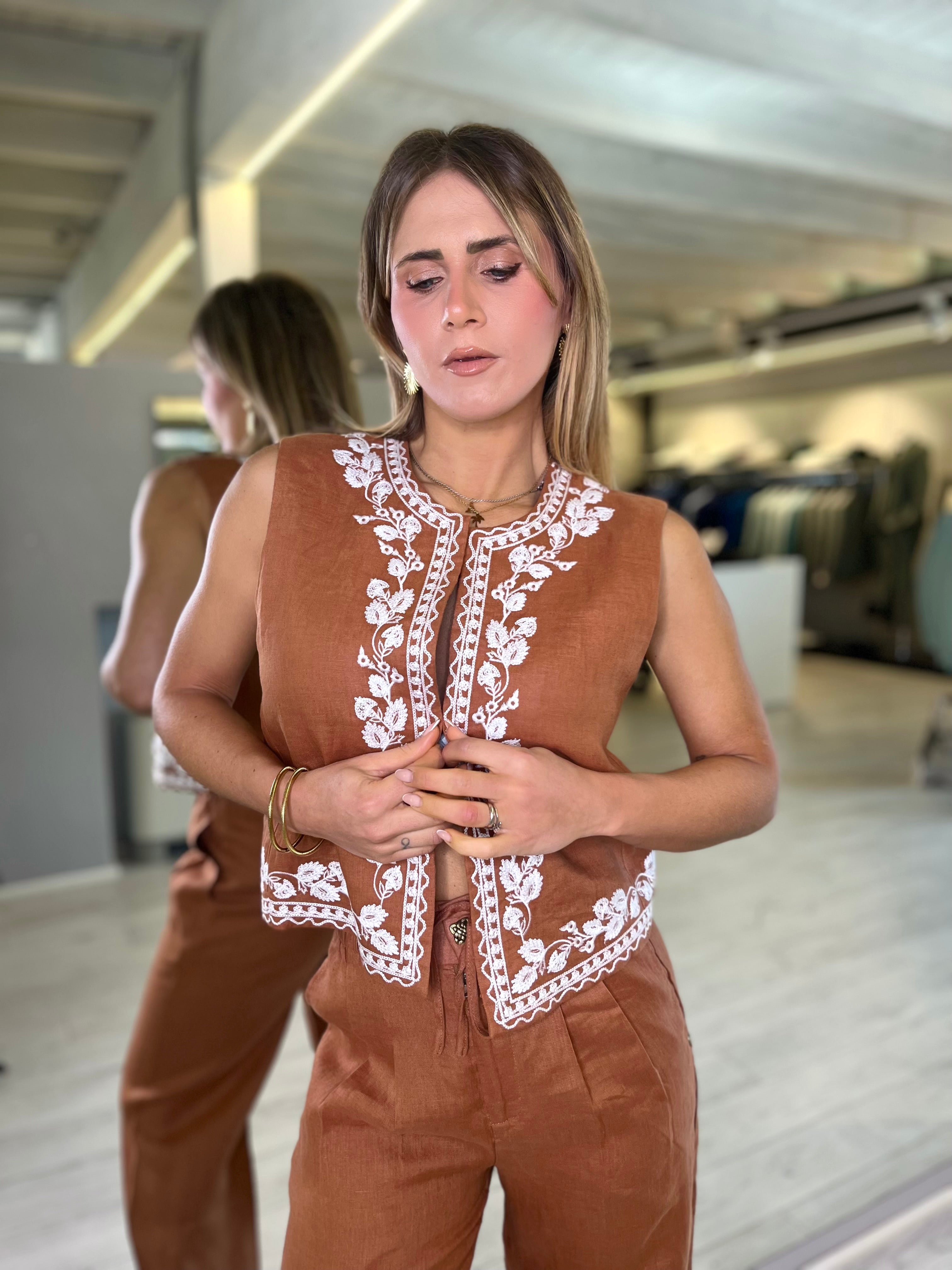 Gilet in lino con ricami