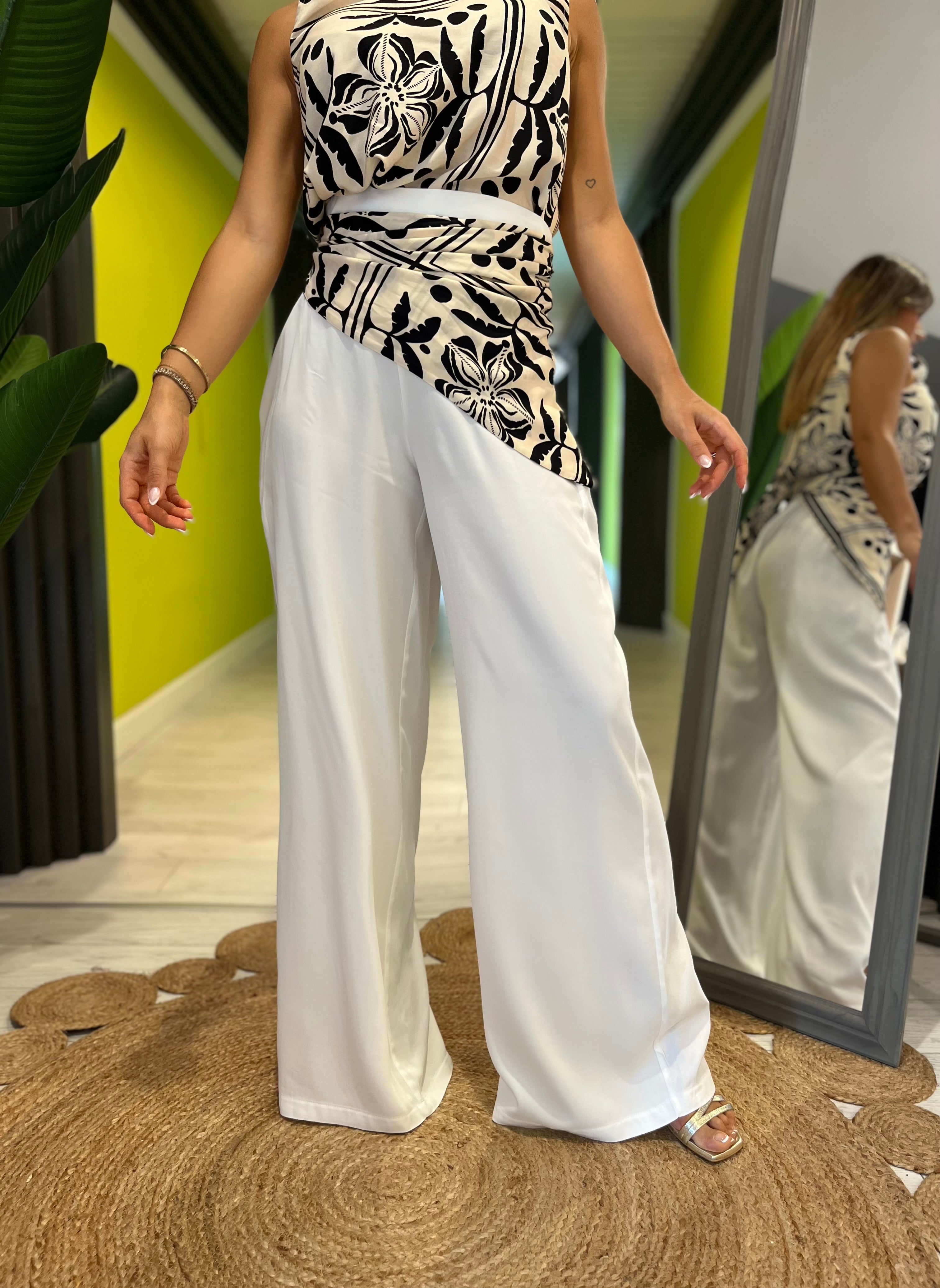 Pantalone bianco con foulard in vita