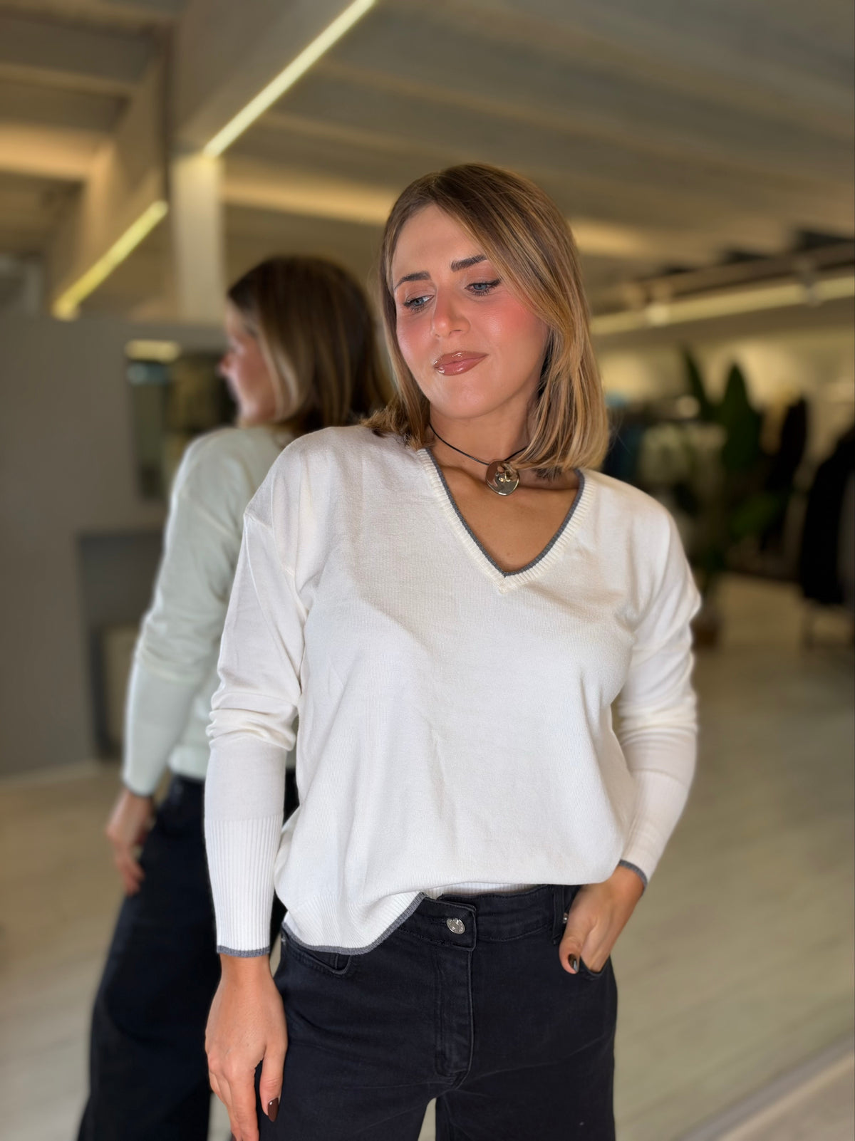 Maglia bianca V in contrasto
