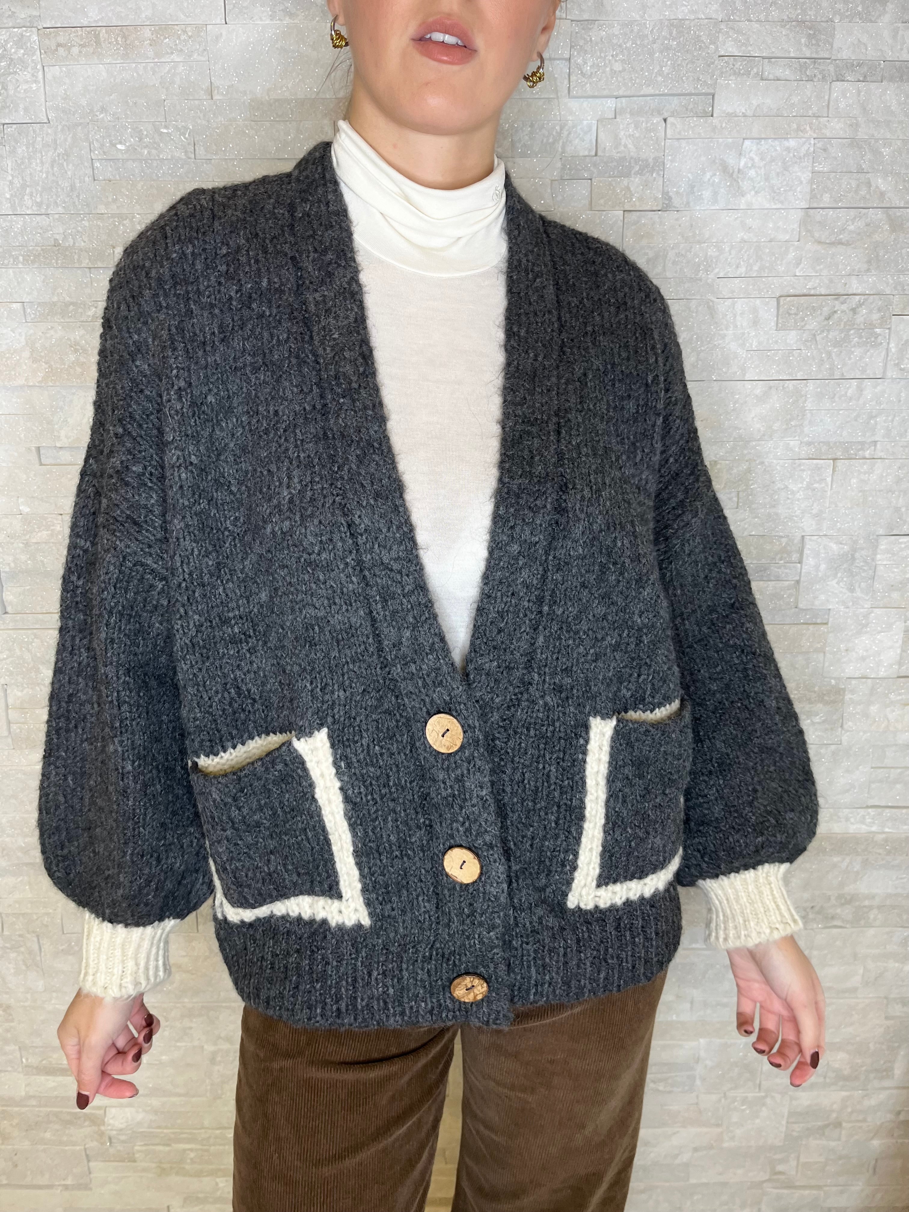 Cardigan antracite con tasche bicolore