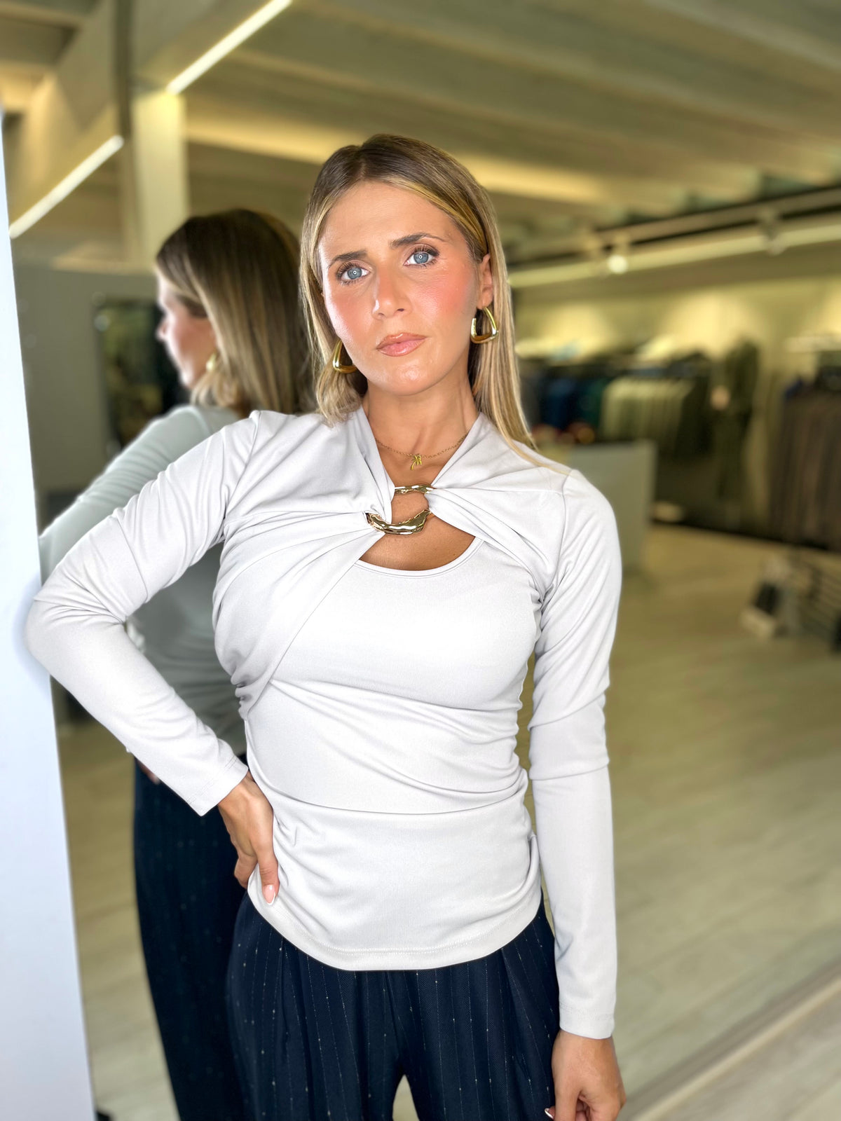Maglia color mastice con accessorio