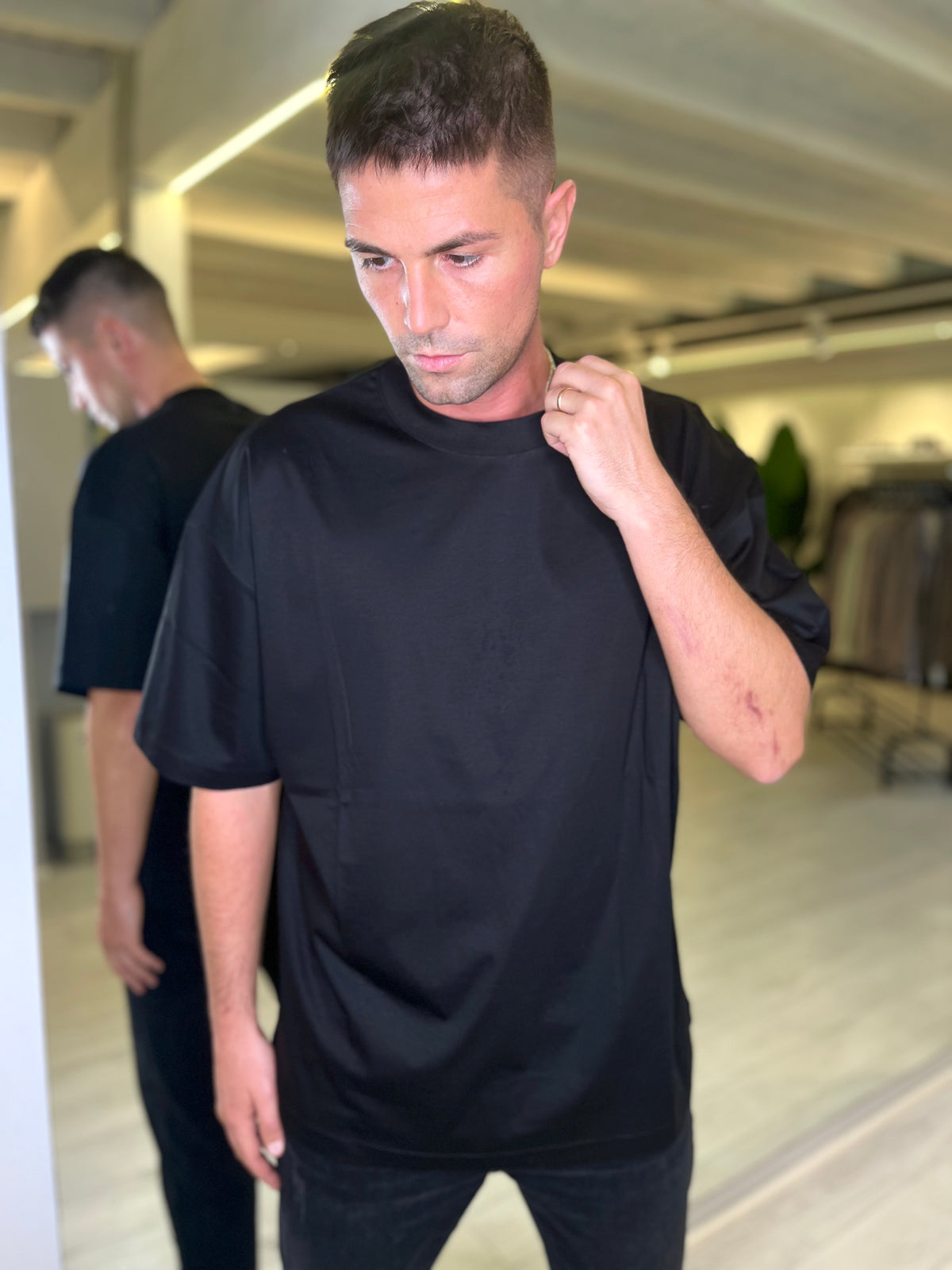 T-shirt over nera girocollo