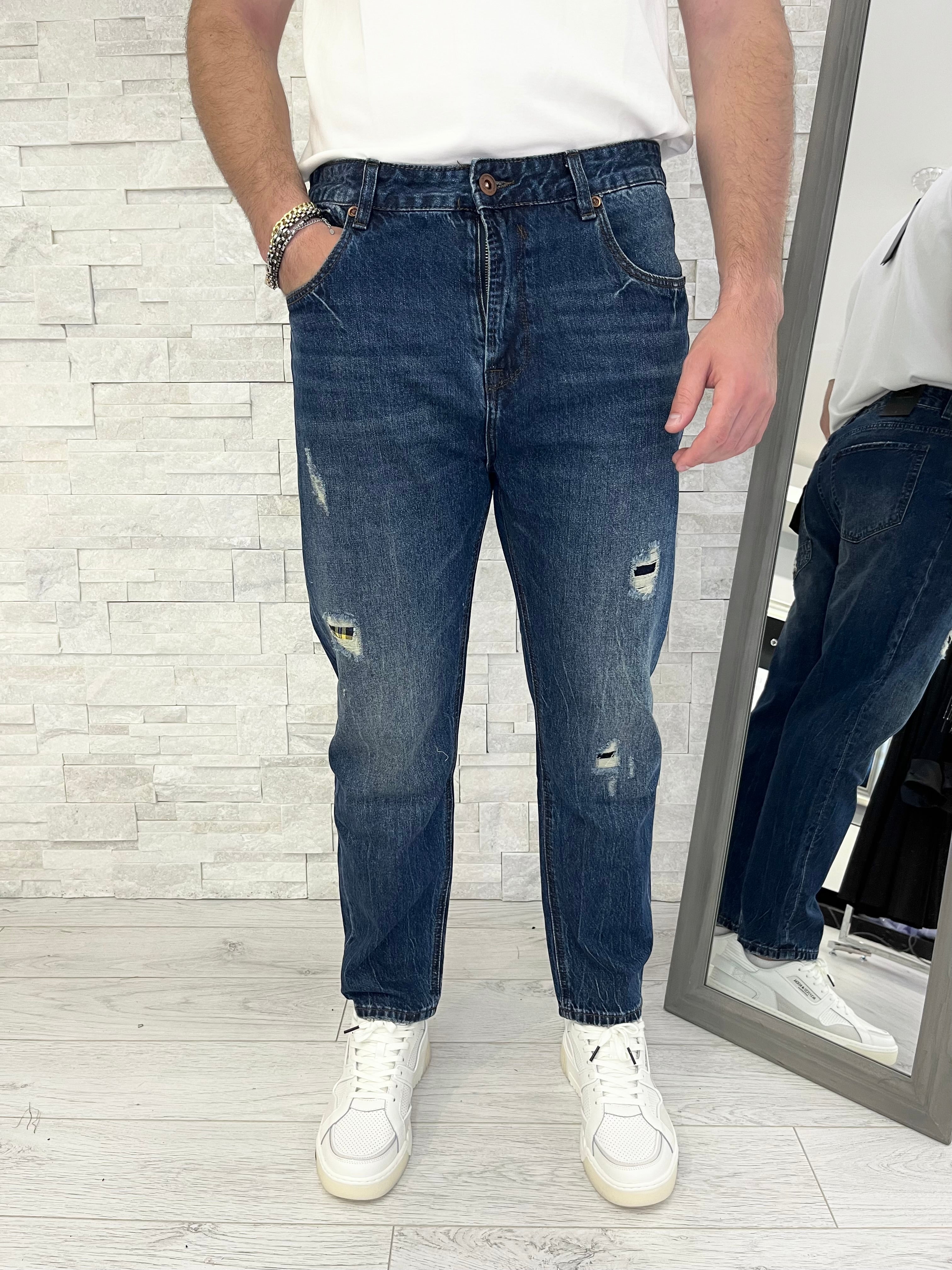 Jeans carrot cropped con strappi