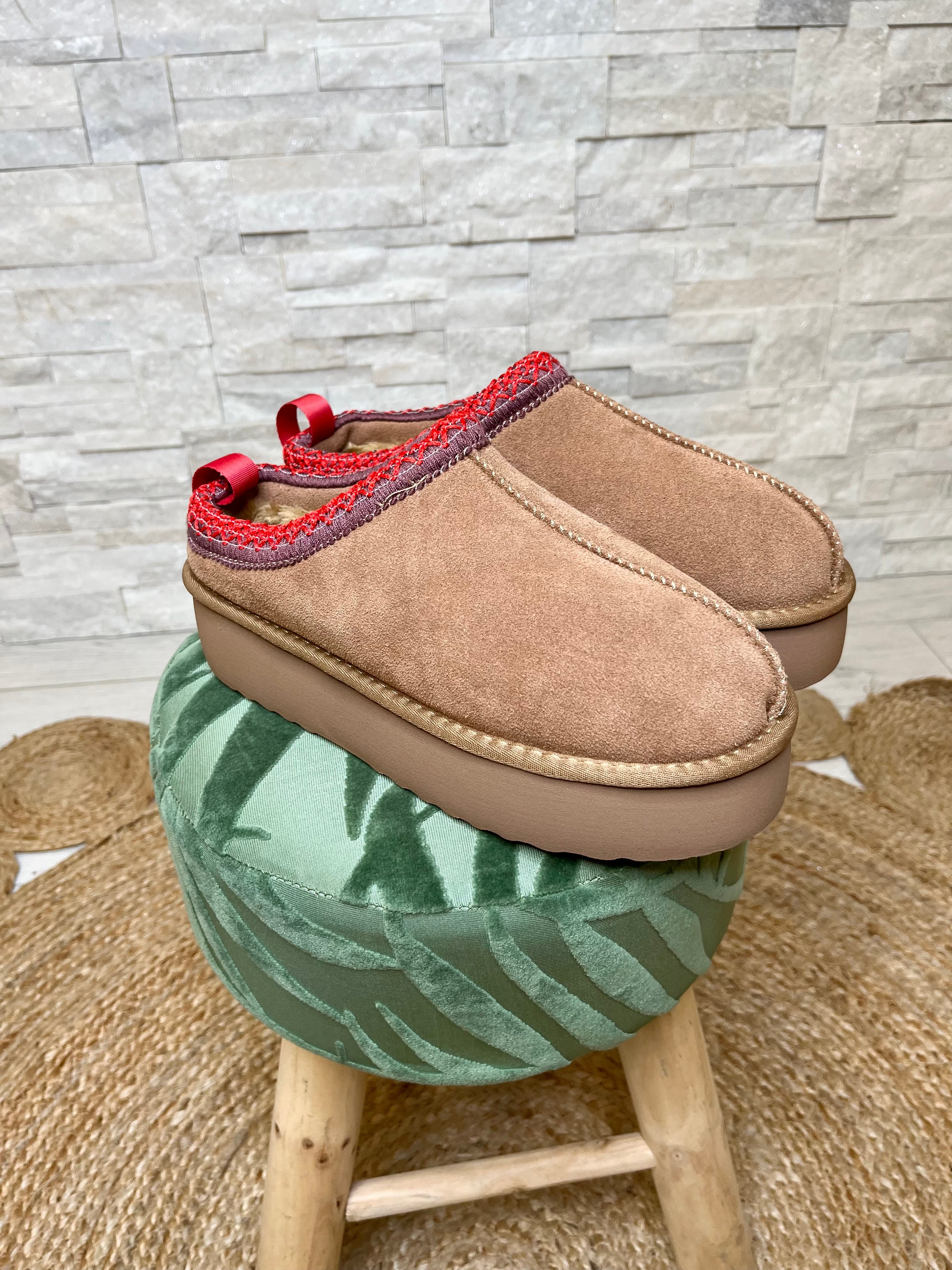 Sabot in suede ricamato platform cammello