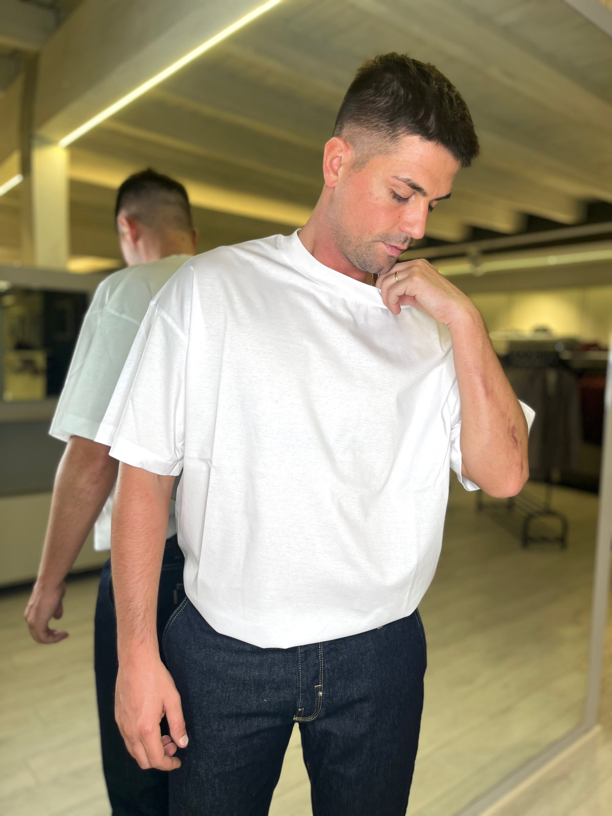 T-shirt over bianca girocollo