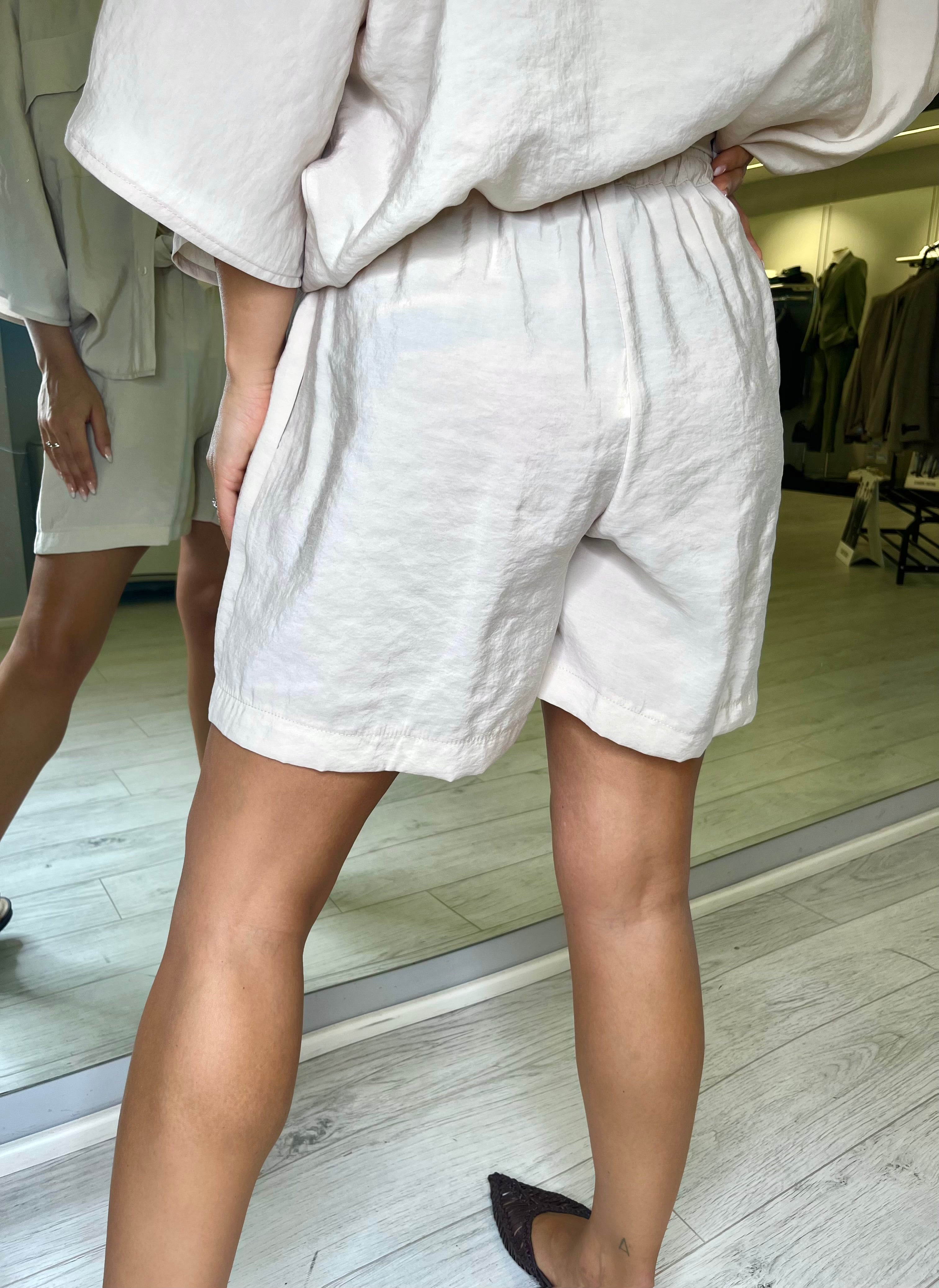 Shorts con elastico in vita beige