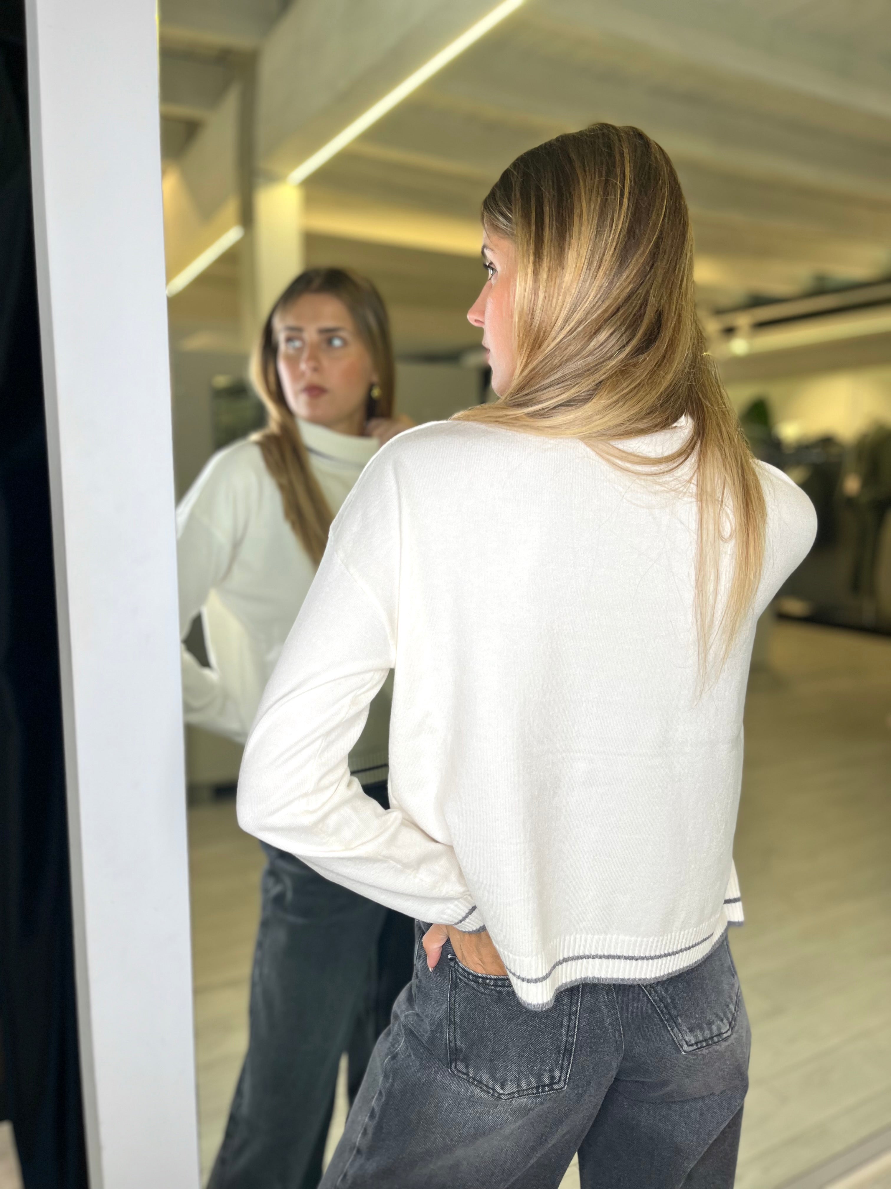 Maglia lupetto con bordi a contrasto