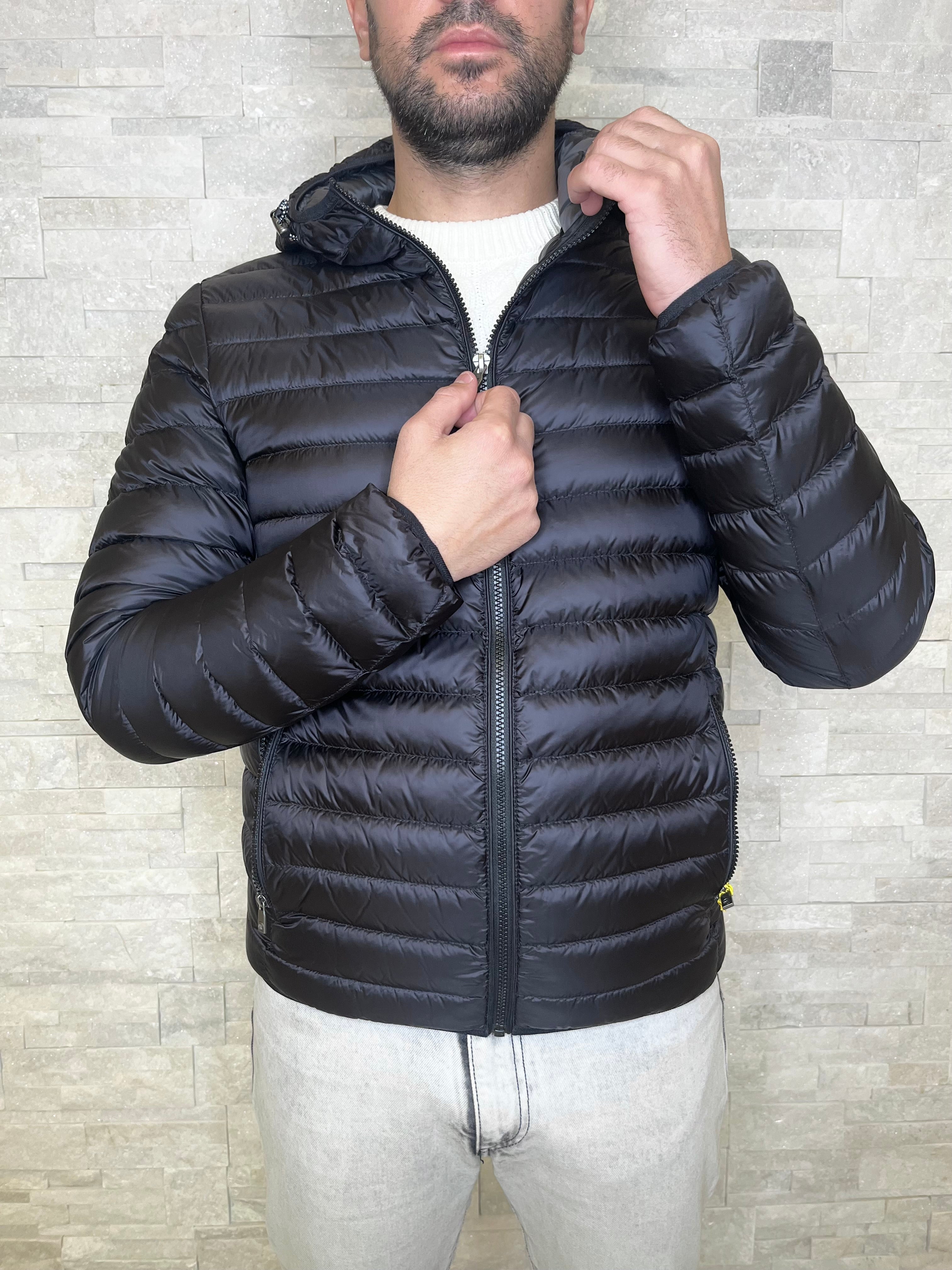 Piumino leggero nero con cappuccio