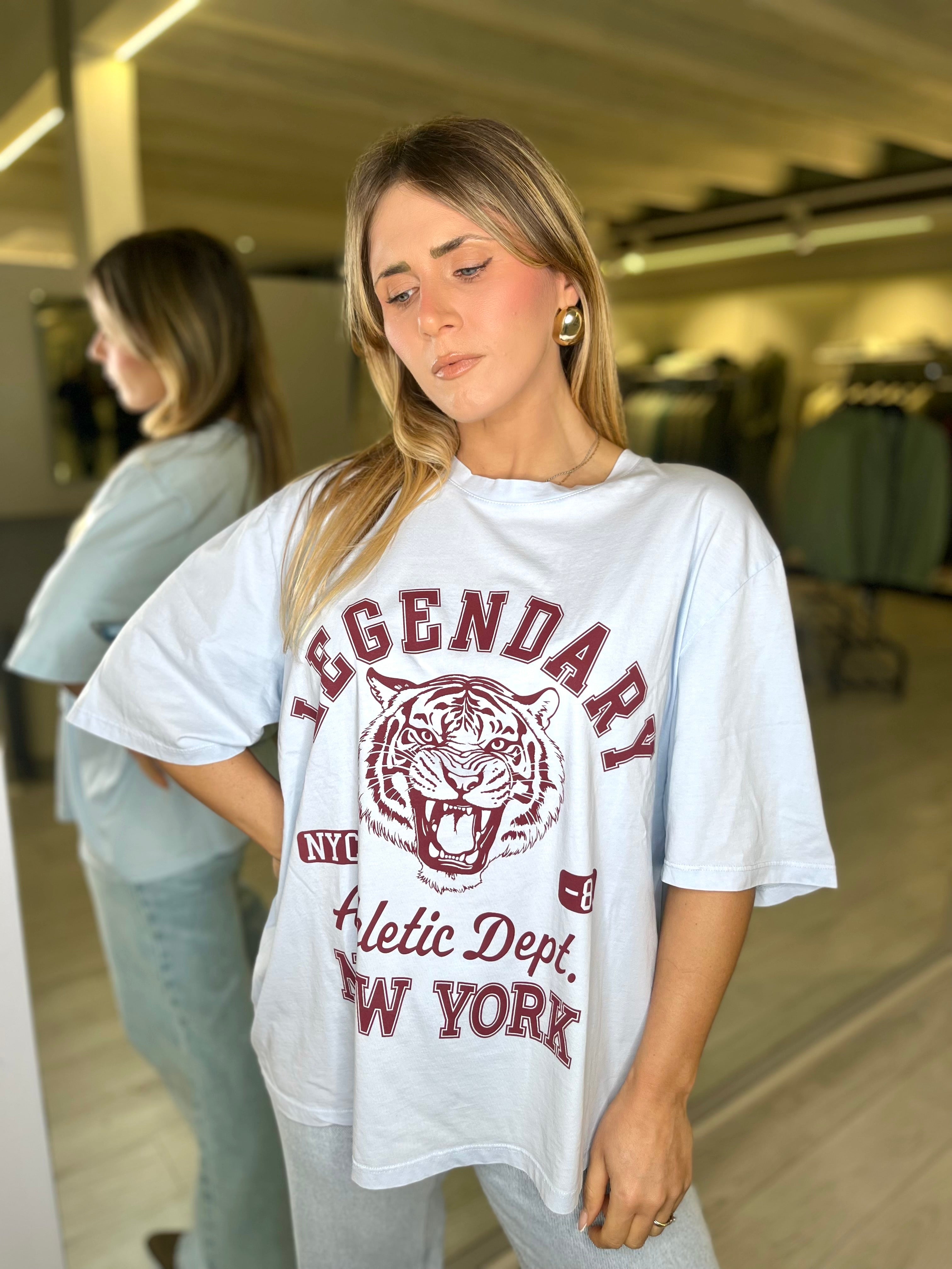 T-shirt over con scritta