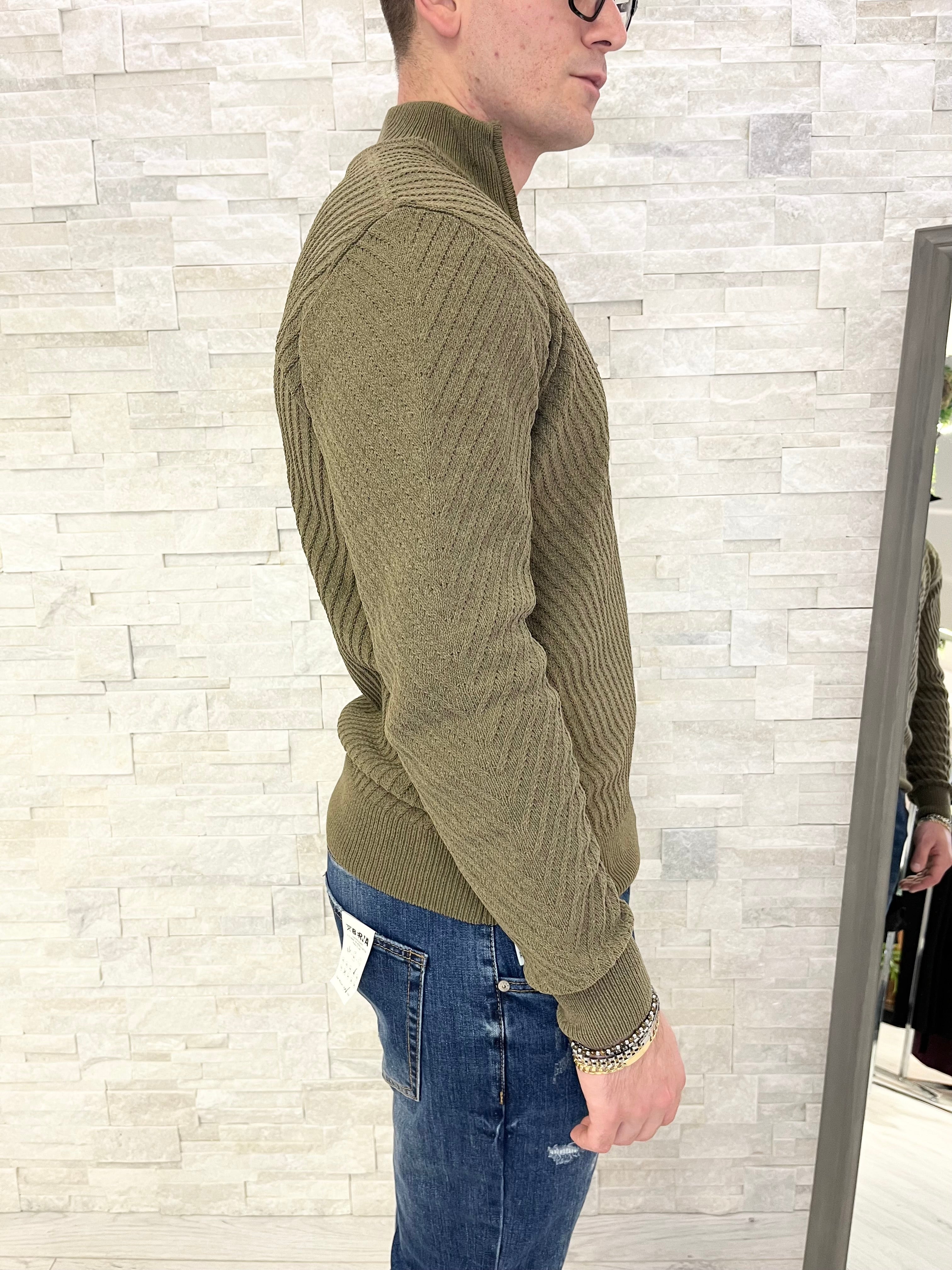 Maglia a coste diagonali con collo a zip