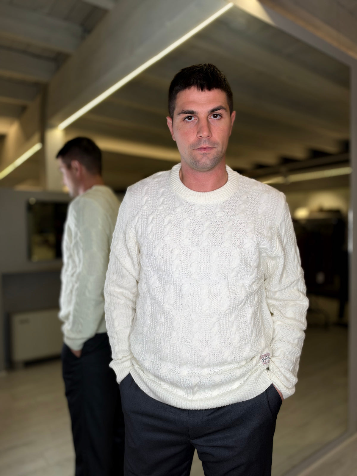Maglione bianco con trecce
