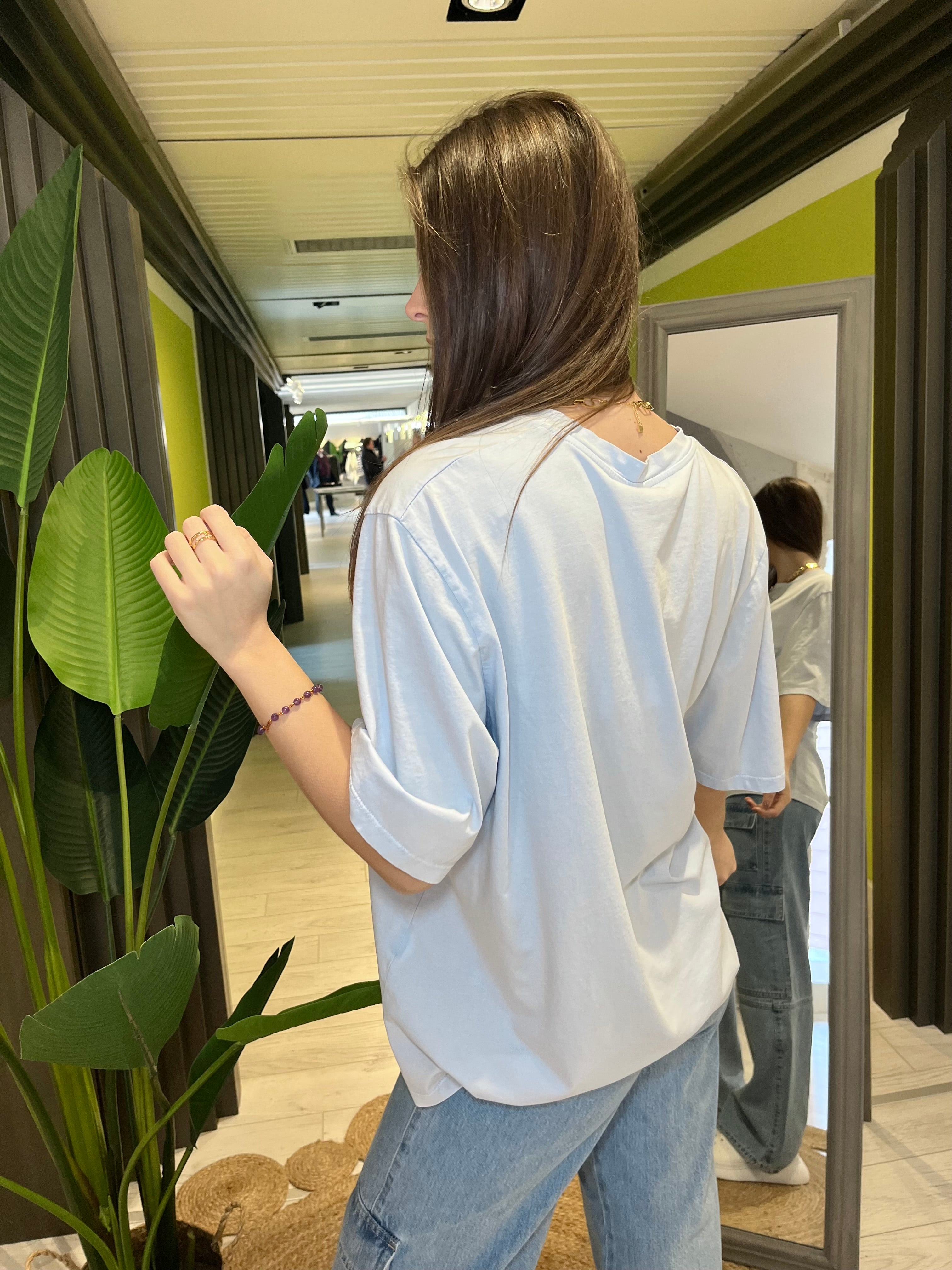 T-shirt over con scritta